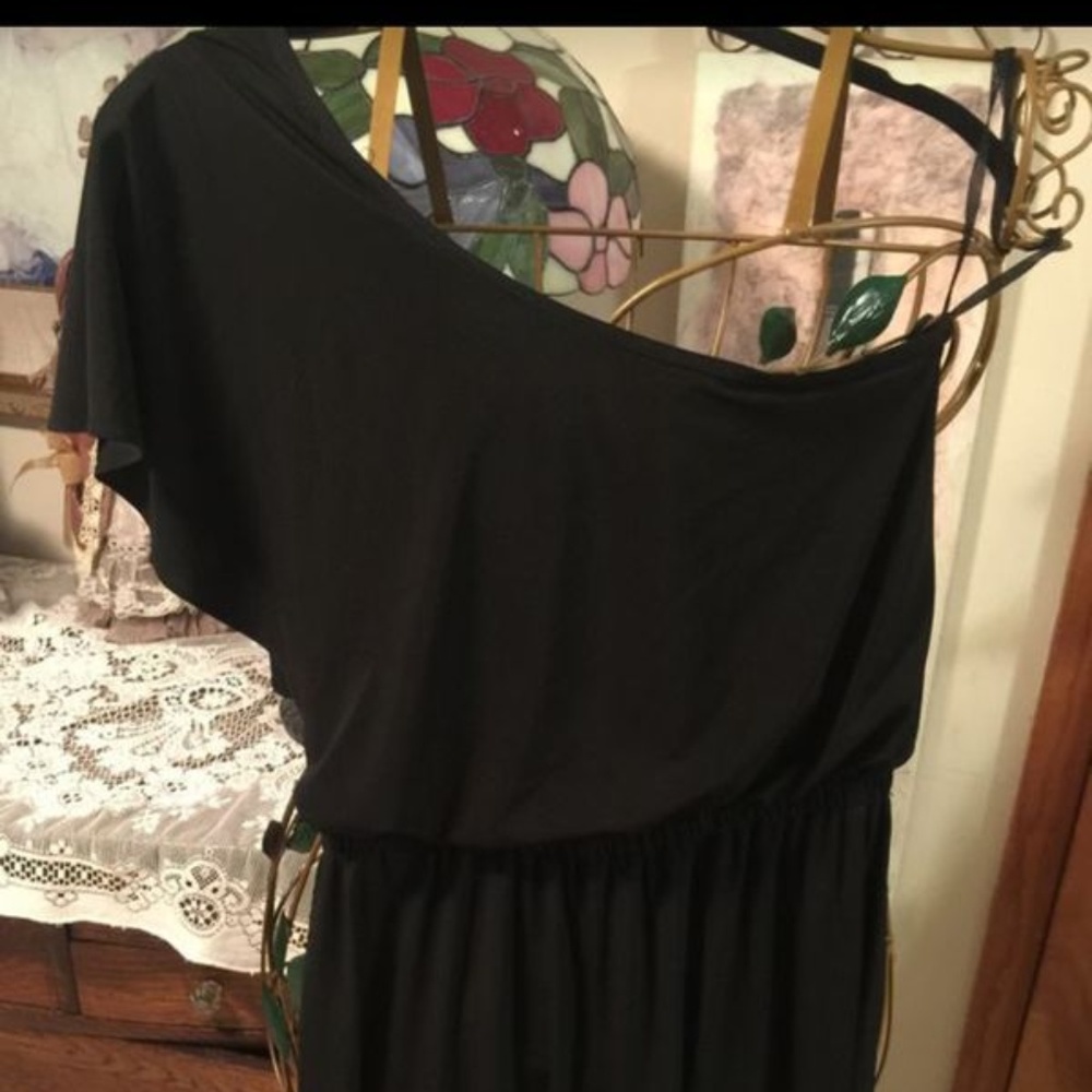 Short black one shoulder stretch misses dress